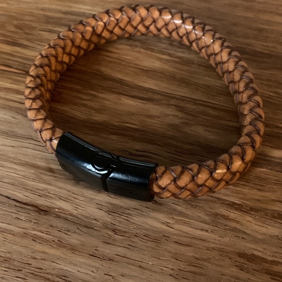 Men's Cowhide Woven Bracelet with Magnetic Closure - Picture 2 of 4